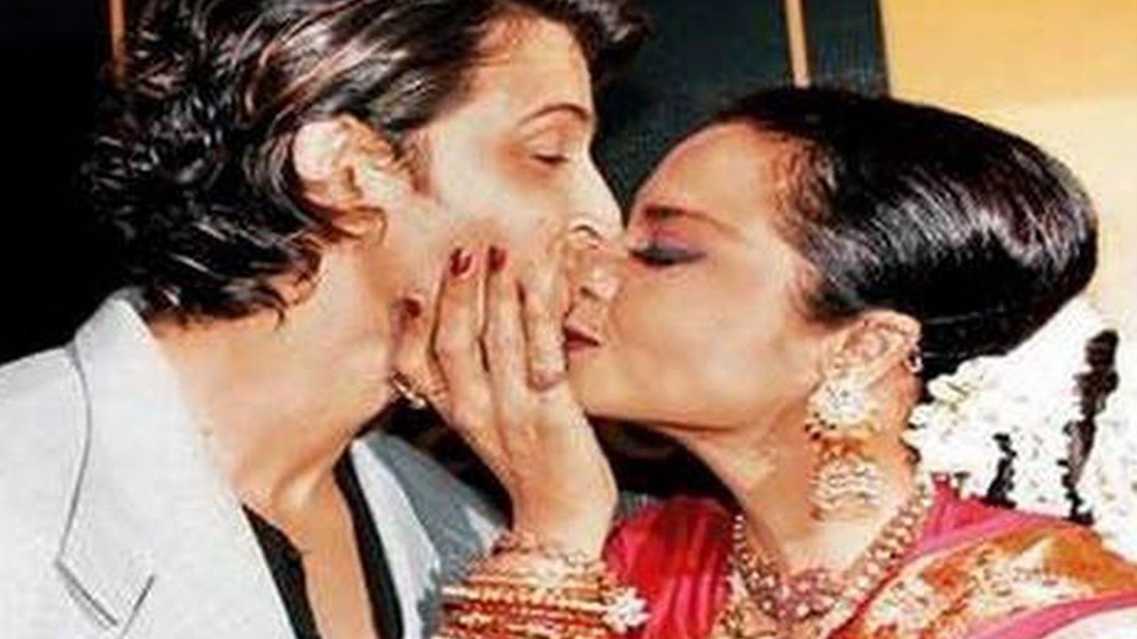 कैमरे में कैद हुआ रेखा-ऋतिक रोशन का Lip-Lock | Rekha-Hrithik Intimate Moment Caught In Camera