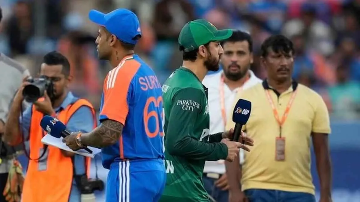 Ind vs Pak T20 Clash: मुकाबले से पहले कराची में जर्सी की लूट, बाजारों में टूटा फैंस का सैलाब!